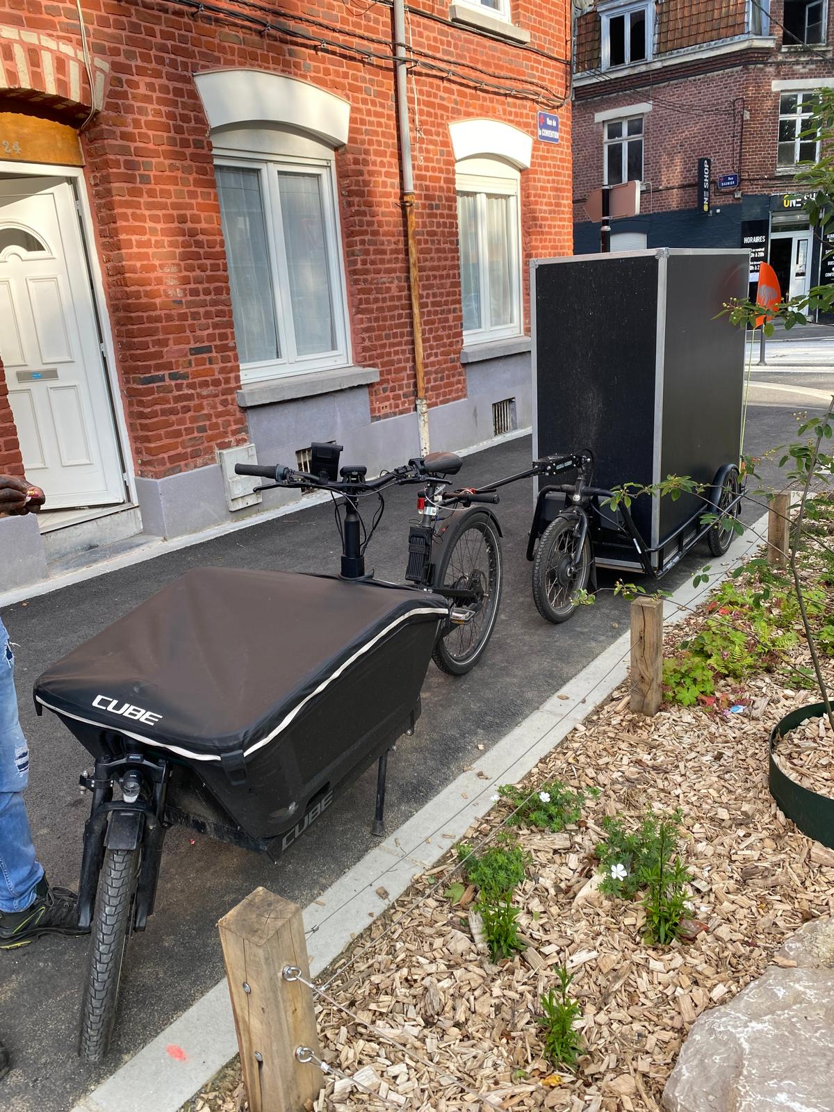 photo d'un vélo cargo en extérieur