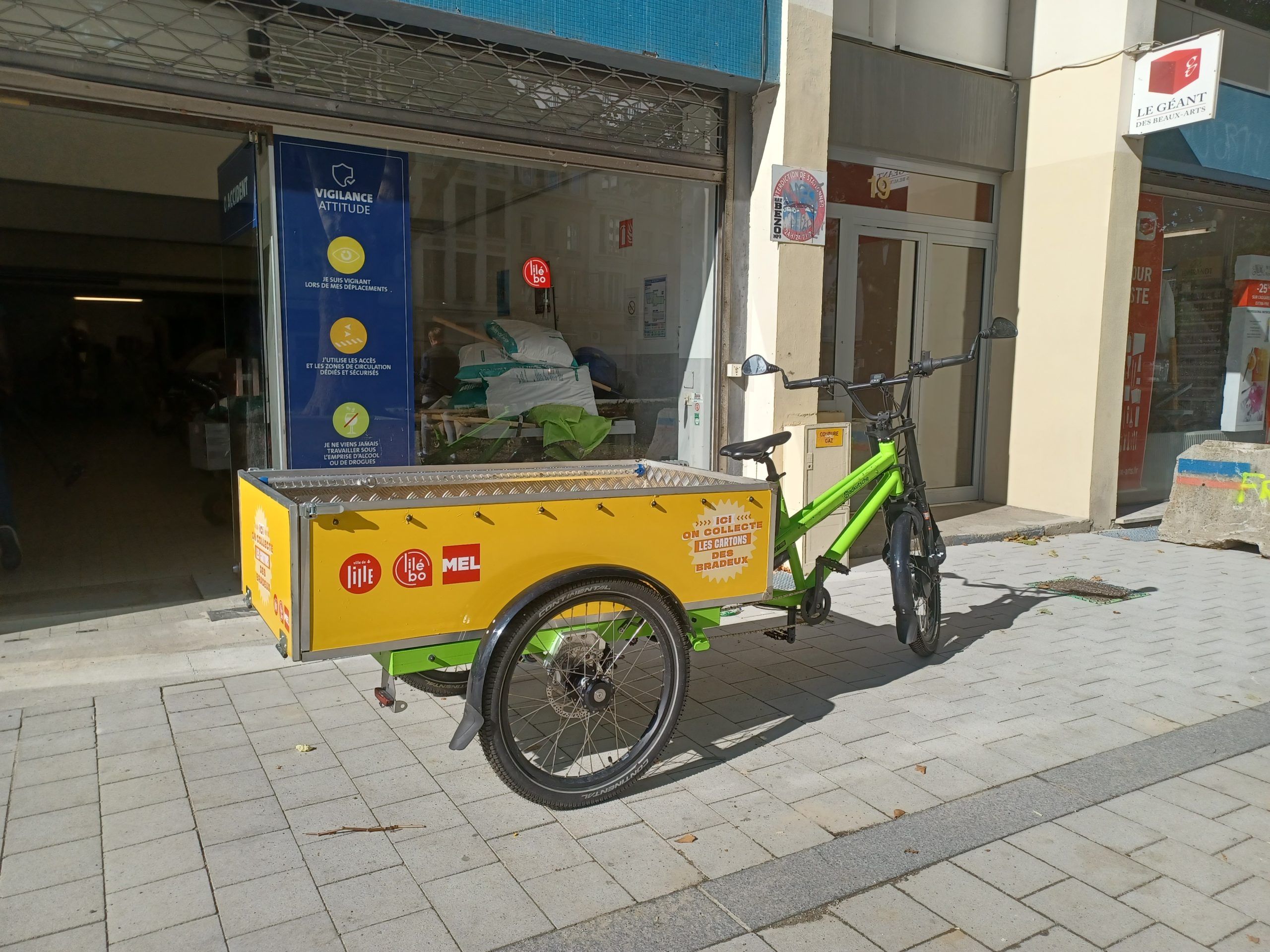 photo d'un vélo cargo en extérieur